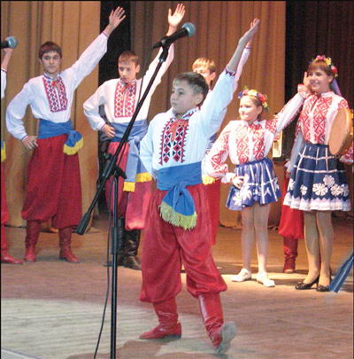 ТАНЦУЮТ ВСЕ! Краматорск поразил гостей из Донецка яркими концертными номерами и народным фольклором