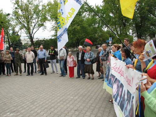 Сегодня в Украине чествуют память погибших украинских военных во время Иловайского котла Сегодня в Украине чествуют память погибших украинских военных во время Иловайского котла