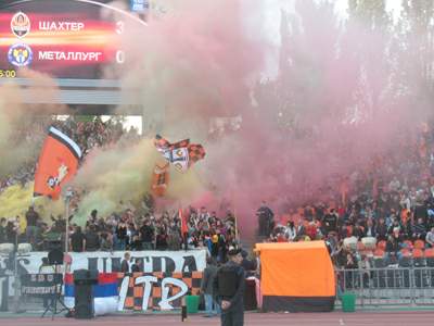 Фанаты "Шахтера" празднуют новый чемпионский титул своей команды разноцветным дымовым шоу