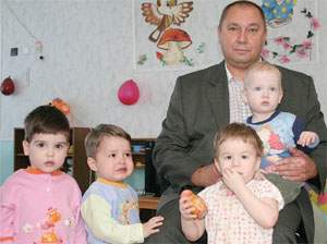 Александр Подгорный, коммерческий директор "Ювелирэлит", привез подарки малышам из дома ребенка "Антошка"