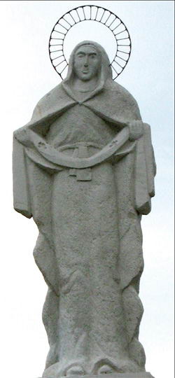 "ЧУДО СВЕТА": самой масштабной работой скульптора является пятиметровая скульптура Покрова Божией Матери. Она установлена в самой высокой точке окрестности.