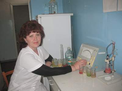 Сотрудник лаборатории СЭС Людмила Панченко "вычисляет" нитраты всего за несколько минут.