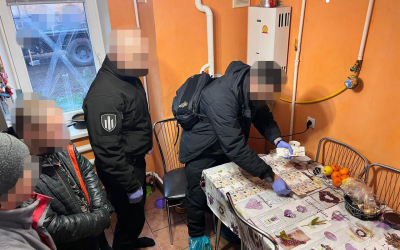 na donechchini dbr vikrilo narkodilka yakij namagavsya zbuvati narkotiki vijskovosluzhbovcyam 2 400x250 0c6