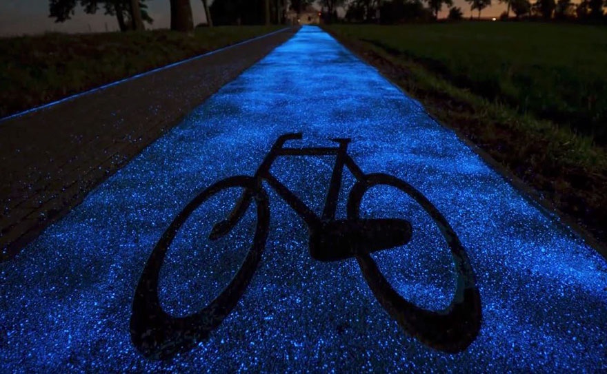 17858515 glowing blue bike lane TPA instytut badan technicznych poland 4 1475758378 880 7ca6934de8 1475822645